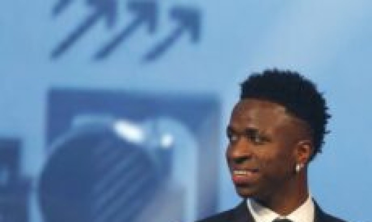  Brazilian forward Vinicius Junior poses with the Best Player trophy during the Best FIFA Football Awards 2024 ceremony in Doha on December 17, 2024. (Photo by Karim JAAFAR / AFP)
       -  (crédito:  AFP)