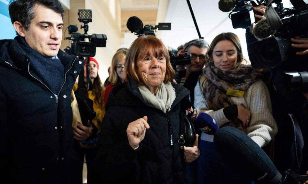  Giséle Pelicot e um dos advogados dela durante entrevista coletiva na França -  (crédito: CLEMENT MAHOUDEAU / AFP)