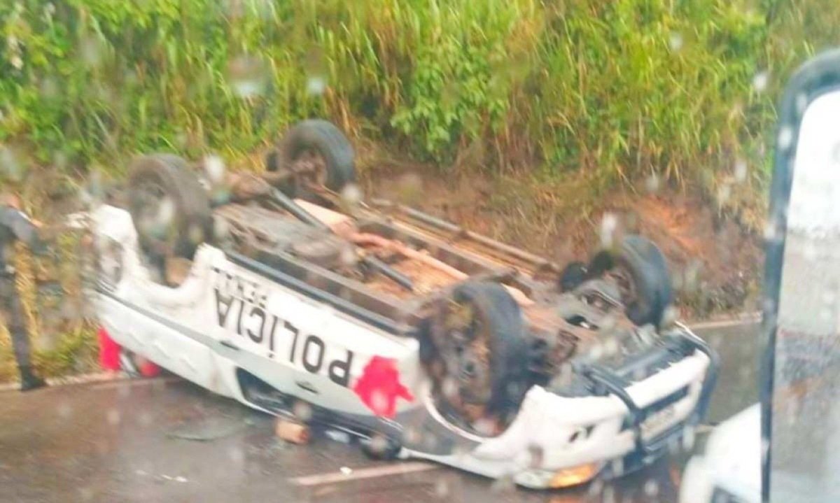 Uma equipe do Corpo de Bombeiros foi ao local prestar atendimento &agrave;s v&iacute;timas do acidente  -  (crédito: CBMMG/Divulga&ccedil;&atilde;o )