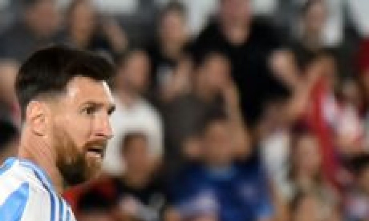  Argentina's forward #10 Lionel Messi looks on during the 2026 FIFA World Cup South American qualifiers football match between Paraguay and Argentina at the Ueno Defensores del Chaco stadium in Asuncion on November 14, 2024. (Photo by JOSE BOGADO / AFP)
       -  (crédito:  AFP)