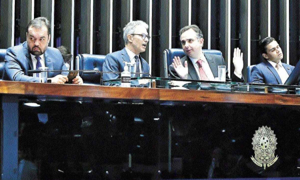 Governadores do Rio, Cláudio Castro, e de minas, Romeu 
Zema, marcaram presença na mesa com Rodrigo Pacheco -  (crédito: Marcos Oliveira/Agência Senado)