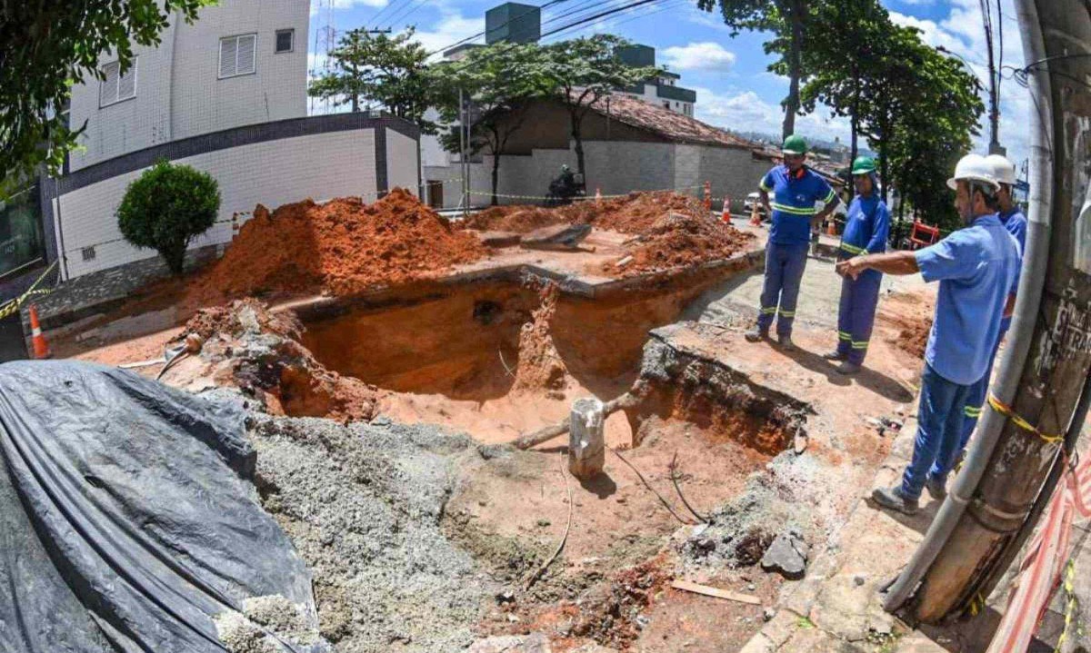 Cruzamento da rua Desembargador Tinoco com rua Progresso, no bairro Caiçara, está fechado para obras -  (crédito: Leandro Couri/E.M./D.A. Press)