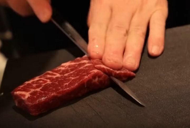 Mesmo com tanta tradição, o consumo de carne de baleia no Japão caiu muito nas últimas décadas, algo que o prefeito da cidade, Shintaro Maeda, quer mudar.