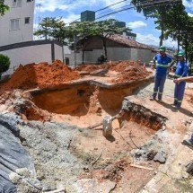 Vídeo: buraco fecha rua de BH - Leandro Couri/E.M./D.A. Press
