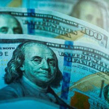 Dólar chega a R$ 6,20, BC intervém e cotação fecha o dia a R$ 6,09