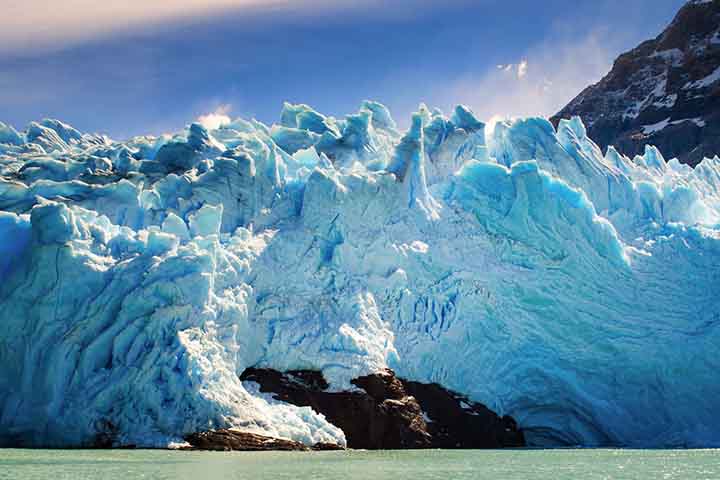 Uma das geleiras da AmÃ©rica do Sul deve seu nome ao botÃ¢nico e micologista Ã­talo-argentino Carlo Luigi Spegazzini. Na frente do glaciar, Ã© formada pela confluÃªncia de duas correntes de gelo distintas que descem lentamente para o leste da cordilheira dos Andes. 