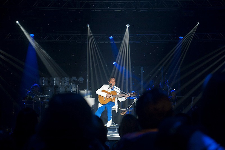 Historicamente, quando o Rei começa esta canção, os presentes vão para o palco para receber rosas. Geralmente, a ordem das últimas músicas é 