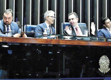 Governadores do Rio, Cláudio Castro, e de minas, Romeu 
Zema, marcaram presença na mesa com Rodrigo Pacheco -  (crédito: Marcos Oliveira/Agência Senado)