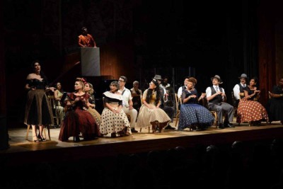 Elenco de 'Chatô e os Diários Associados – 100 anos de uma paixão' no pocket show realizado no Teatro Copacabana Palace, no Rio de Janeiro, na segunda-feira à noite (16/12) -  (crédito: Patrícia Lerra/divulgação)