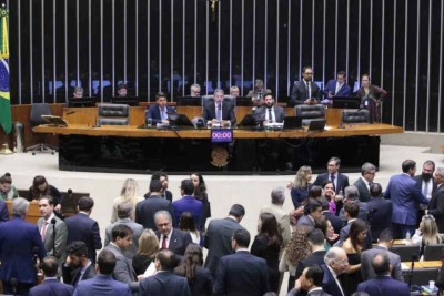 Proposta foi apresentada pelo líder de governo e aprovada pelos deputados -  (crédito: Vinicius Loures/Câmara dos Deputados)