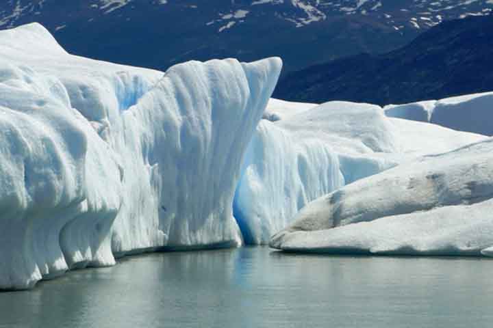 Seus campos de gelo cobrem uma extensão de 765 km². O glaciar possui uma extensão de 53,7 km, sendo o terceiro mais longo da América do Sul (após o Pio XI e o glaciar Viedma), e suas paredes alcançam a altura de 40 metros em média.