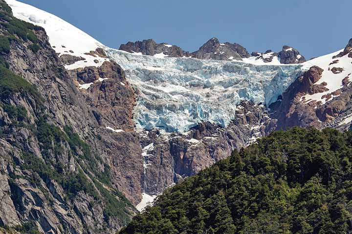 O Glaciar Torrecillas está localizado em uma zona de transição entre a floresta andina da Patagônia e a selva Valdiviana, onde a diversidade da paisagem muda com as estações, oferecendo uma vista de indescritível beleza majestosa e dinâmica.