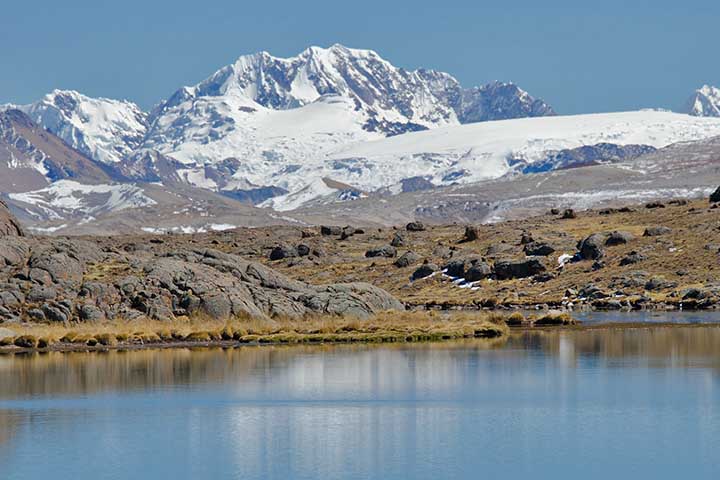 Quelccaya é uma bela geleira em Cusco, no Peru, que é a maior de toda zona tropical do mundo. Este gigante branco também é chamado de Calota de Gelo de Quelccaya.