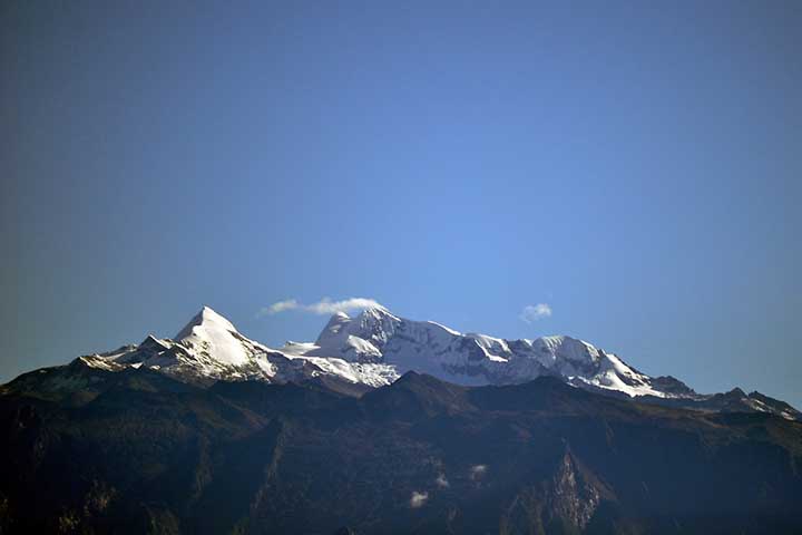 A Sierra Nevada de Santa Marta é uma cadeia montanhosa que corre pela Colômbia, isolada dos Andes por zonas planas e semi-áridas. Alcançando 5775 metros de altitude e a apenas 42 km do Mar do Caribe, é a mais alta cordilheira costeira do mundo.