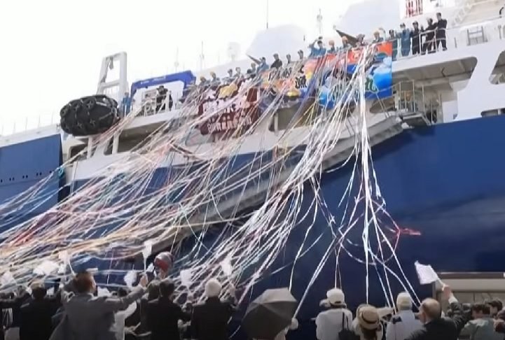 A cultura da caça às baleias é tão forte no Japão que até crianças participaram da partida do Kangei Maru no porto de Shimonoseki segurando cartazes: 