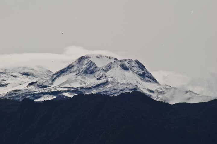 Nevado del Ruiz é um vulcão nevado (em seu cume possui neve eterna apesar de estar ativo), situado na cordilheira Central, na Colômbia, nas áreas de Caldas e Tolima. Atinge os 5.321 metros de altitude no cume e é o mais setentrional e maior desta cadeia vulcânica.