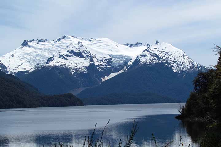 Sobrevivente da última glaciação e portador de 24 mil anos de existência majestosa, o Glaciar Torrecillas se desdobra como uma manta branca de gelo que corta as nuvens. Recebendo menos luz a sua formação glacial é preservada.