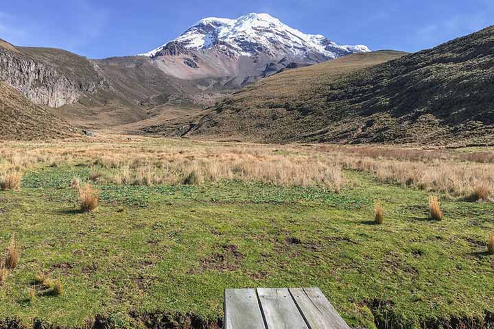 É o pico mais alto dos Andes equatoriais, dominando uma região de 50 mil km² e apresentando uma base de 20 km de diâmetro. É o 17.º monte de maior proeminência topográfica do mundo.