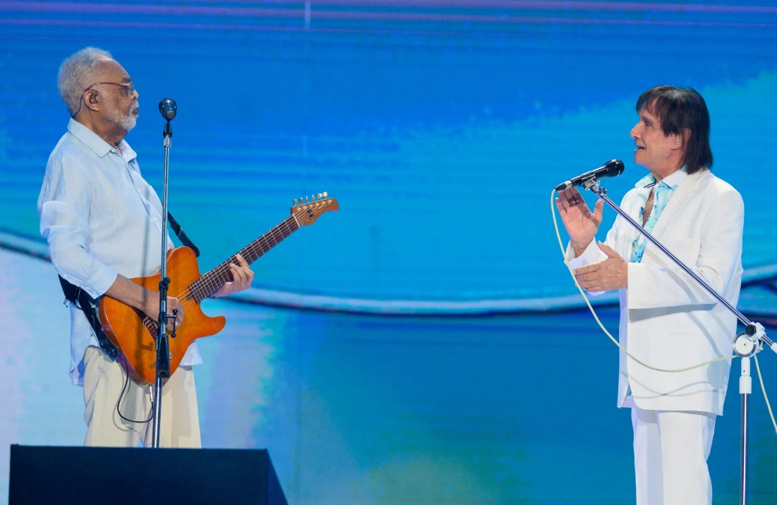 No palco do especial, Roberto Carlos recebeu como convidados os cantores Gilberto Gil, Zeca Pagodinho, Frejat, Paulo Ricardo e a dupla Chitãozinho e Xororó. O baterista João Barone, da banda Os Paralamas do Sucesso, e as atrizes Letícia Colin, Sophie Charlotte e Dira Paes também irão aparecer na atração na noite de sexta-feira. 
