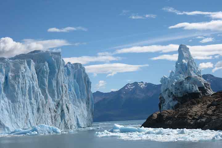 Patrimônio da Humanidade pela UNESCO desde 1981, o Glaciar Perito Moreno está localizado no Parque Nacional Los Glaciares, na Patagônia Argentina a cerca de 80 km da cidade de El Calafate, principal porta de entrada do parque.