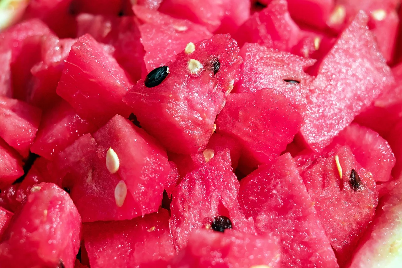 A melancia contém citrulina, um aminoácido que poderia aumentar os níveis de óxido nítrico no organismo. Algo que ajuda a dilatar os vasos sanguíneos e, assim, favorecer a diminuição da pressão arterial.