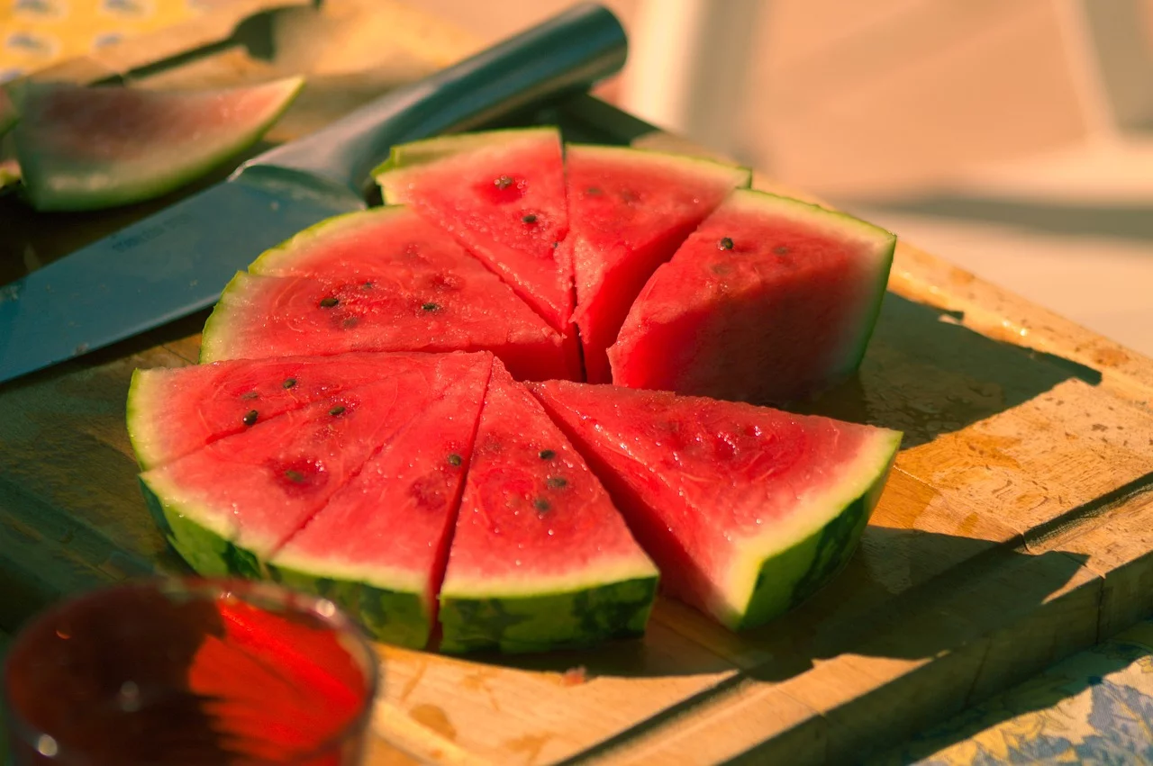 Afinal, esta fruta é rica em água, o que ajuda a manter o organismo e a pele hidratada. Isso também contribui para melhorar a retenção de líquidos e a prevenir a formação de pedra nos rins.