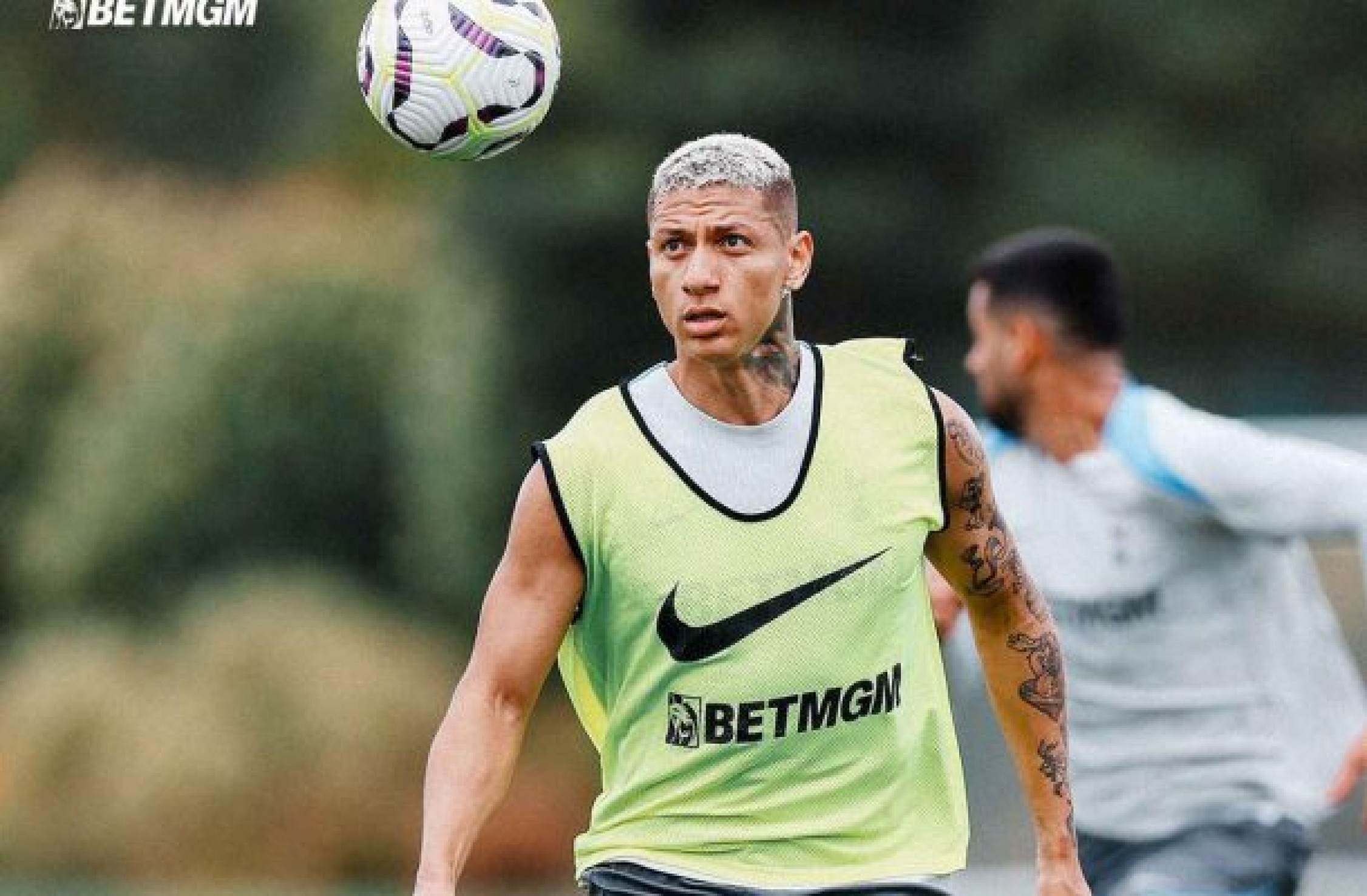 Flamengo busca contratar Richarlison, alvo do Fluminense