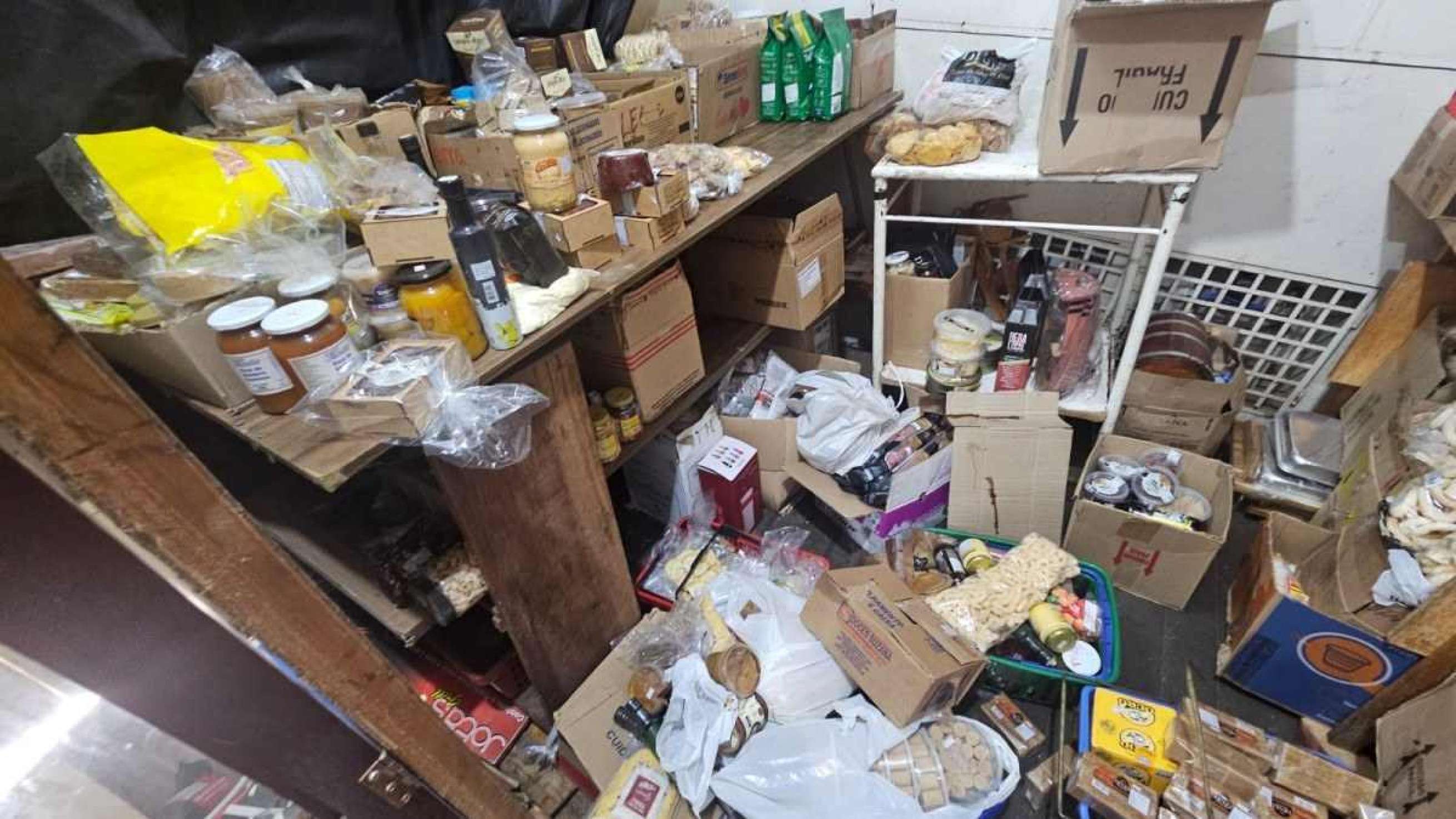 MG: Procon apreende e descarta 5,3 toneladas de alimentos adulterados