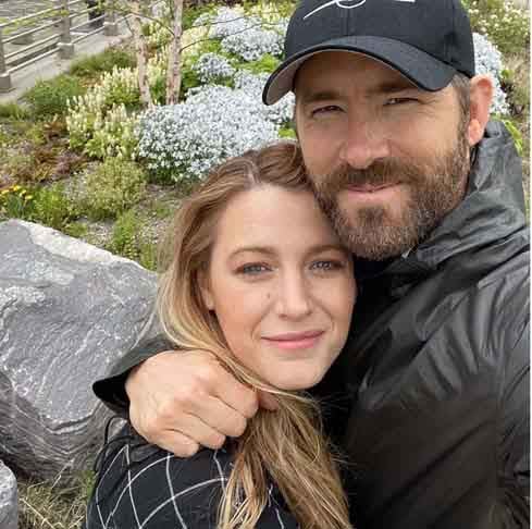 Reynolds é casado atualmente com a atriz Blake Lively. Eles se conheceram no início de 2010 durante as filmagens de 