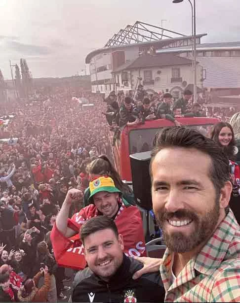 Recentemente, Ryan Reynolds ganhou os holofotes ao se arriscar em uma área que não estava acostumado. Ao lado do também ator Rob McElhenney, ele conseguiu se tornar dono do Wrexham. Trata-se de um time de uma pequena cidade do mesmo nome, no País de Gales, que disputava a quinta divisão do futebol inglês quando Reynolds e McElhenney se tornaram acionistas majoritário