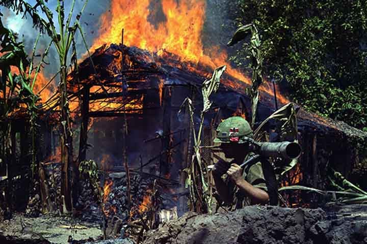 Segundo as estimativas de historiadores, a Guerra do Vietnã deixou mais de três milhões de mortos, sendo dois milhões deles civis. 
