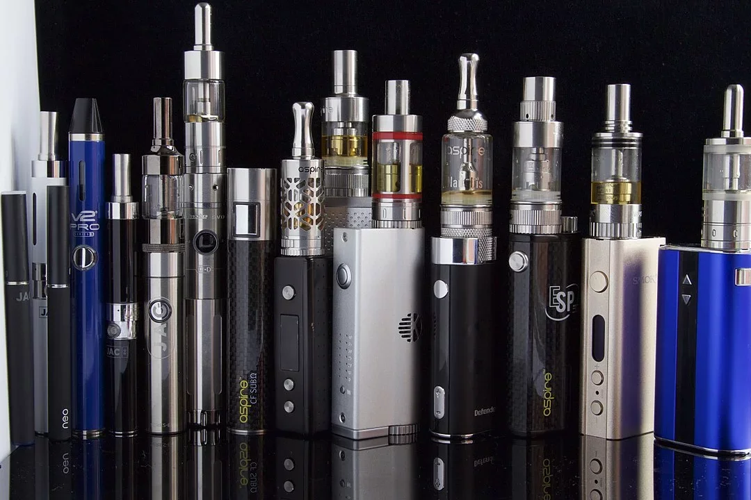 O cigarro eletrônico, assim como o comum, vicia, causa danos aos pulmões e é cancerígeno. E ainda afeta quem está ao redor. Professores acreditam que os alunos usam o cigarro eletrônico como meio de afirmação entre os colegas. Alguns não têm noção do perigo. Outros sabem que o cigarro é tóxico. 