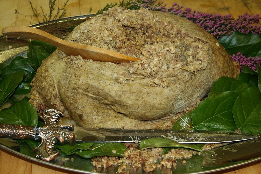 Haggis - Iguaria consumida na Escócia. Feita com pulmão, estômago, coração e fígado de ovelha. Recheado com sebo, aveia, cebola e temperos. Servido com nabos e purê de batata, além de uísque.  