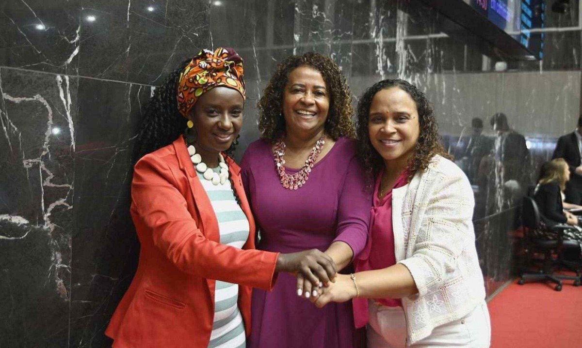 Deputadas Andréia de Jesus (PT), Leninha (PT) e Ana Paula Siqueira (Rede), autoras do Projeto de Lei (PL) 817/23, que institui o Estatuto da Igualdade Racial no Estado -  (crédito: Maitê Gugel Rosa/ALMG)