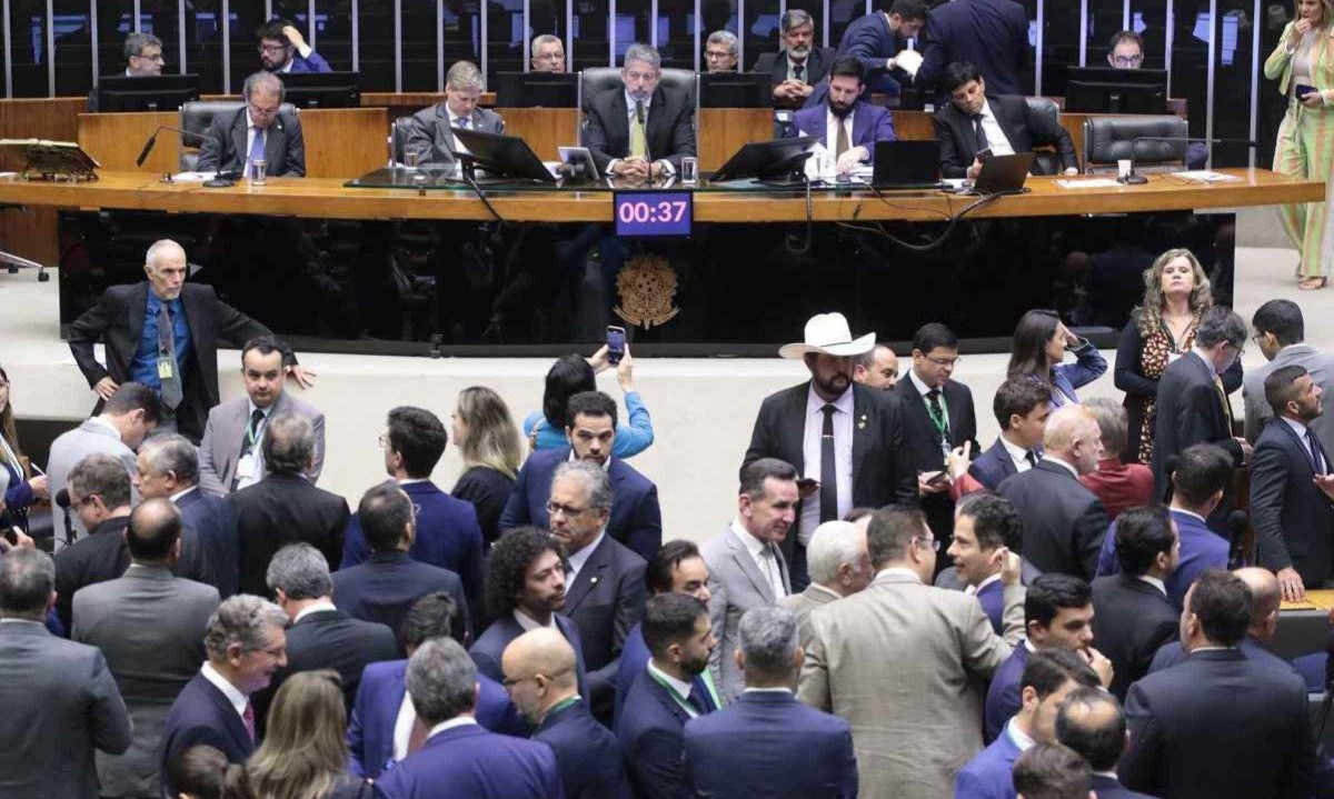 O relatório foi apresentado ontem, durante sessão no plenário da Câmara dos Deputados, e será votado hoje
 -  (crédito: Bruno Spada/Câmara dos Deputados)