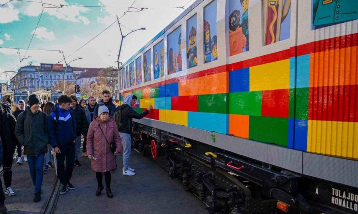 Visitantes observam bonde em tamanho real construído com peças clássicas de Lego pelo artista Balazs Doczy, no centro de Budapeste, na Hungria -  (crédito: ATTILA KISBENEDEK / AFP)