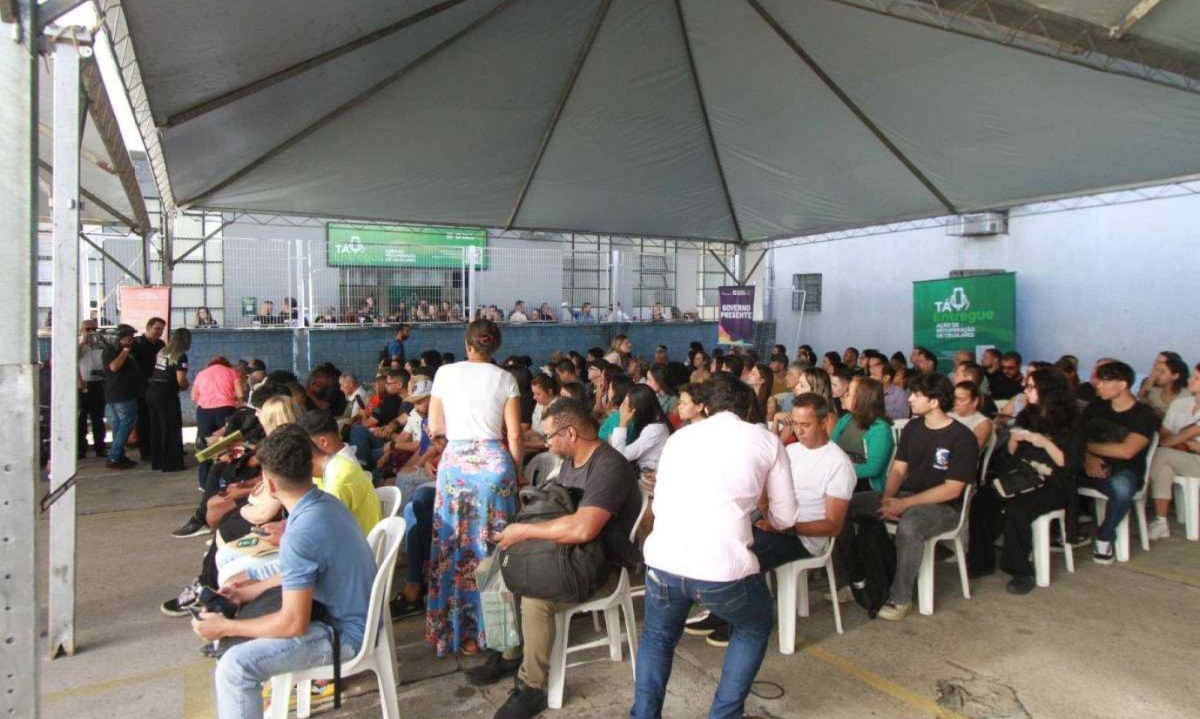 Mais de 200 pessoas esperavam na fila para retirar celulares recuperados em BH -  (crédito: Edésio Ferreira/EM/DA Press)