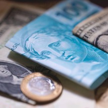 Em ano de alta mundial do dólar, real lidera com folga ranking de desvalorização -  (crédito: BBC)