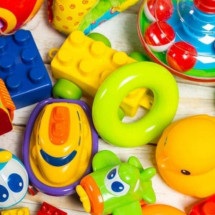 Existem diversas opções de brinquedos capazes de auxiliar no aprendizado das cores, formas e tamanho, para que a criança possa desenvolver suas habilidades enquanto brinca -  (crédito: Freepik)