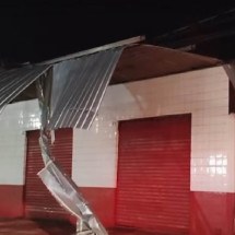 Chuva arrancou telhado de estabelecimento em Araguari -  (crédito: Divulgação/CBMG)