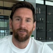 Messi relembra conquista de Copa do Mundo pela Argentina e posa com taça - No Ataque Internacional