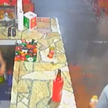 Coxinha "explode" no rosto de cliente em bar: "Parecia uma bomba" - Reprodução de vídeo redes sociais 