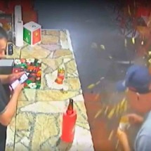 Coxinha &#8216;explode&#8217; no rosto de cliente em bar: &#8216;Parecia uma bomba&#8217; - Reprodução de vídeo redes sociais 