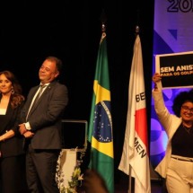 Vereadora mostra placa "Sem anistia para os golpistas" durante diplomação - Jair Amaral/EM/D.A Press
