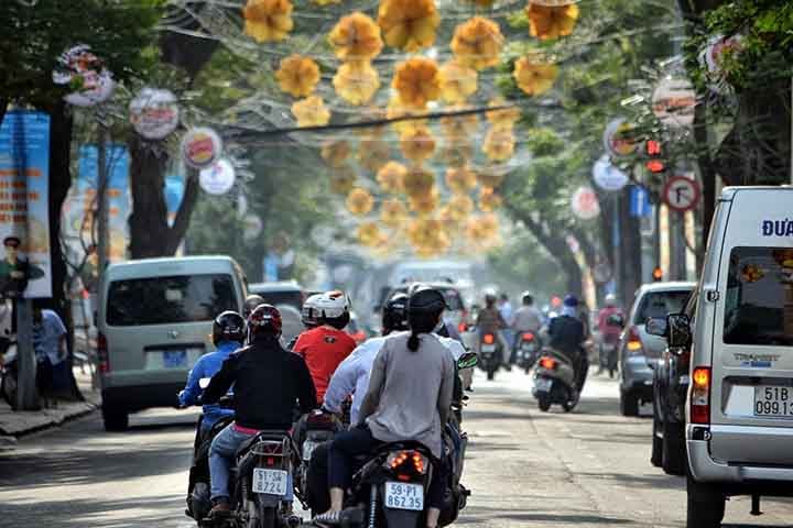 Embora a capital do Vietnã atual seja Hanói, a cidade mais populosa do país é Ho Chi Minh, centro financeiro e um importante destino turístico no sudeste asiático. 
