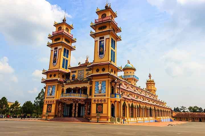 Há alguns pontos de visitação clássicos de Ho Chi Minh, como o Museu da Guerra, o Palácio da Reunificação, o Correio Central e a Basílica de Notre Dame, erguida por colonos franceses em 1863. 
