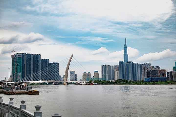 A antiga Saigon é uma cidade portuária e foi a capital do Vietnã sob jugo francês por quase cem anos. 

