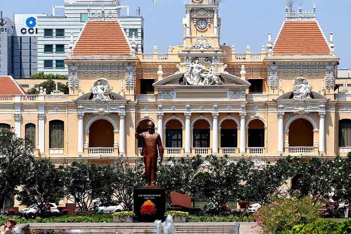 Construções se destacam em prédios como o do Palácio da Reunificação, os correios e a catedral. Há muitos vestígios na cidade da arquitetura francesa.


