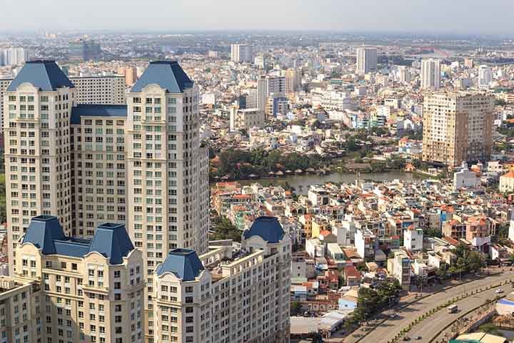 A população do Vietnã é de pouco mais de 98 milhões de habitantes, o que coloca o país na 13ª colocação entre os mais populosos do mundo. Em Ho Chi Minh (HCMC na sigla em inglês) vivem cerca de 13 milhões de pessoas. 

