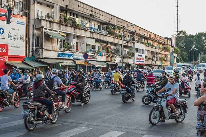 Uma característica de Ho Chi Minh que costuma causar apreensão em turistas é o trânsito caótico, sem muitas regras, e com milhares de motos. 